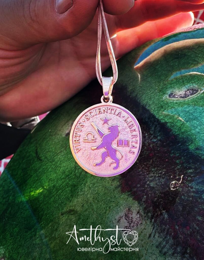 Золотий чоловічий кулон з левом та мечем виготовлений на замовлення в ювелірній майстерні