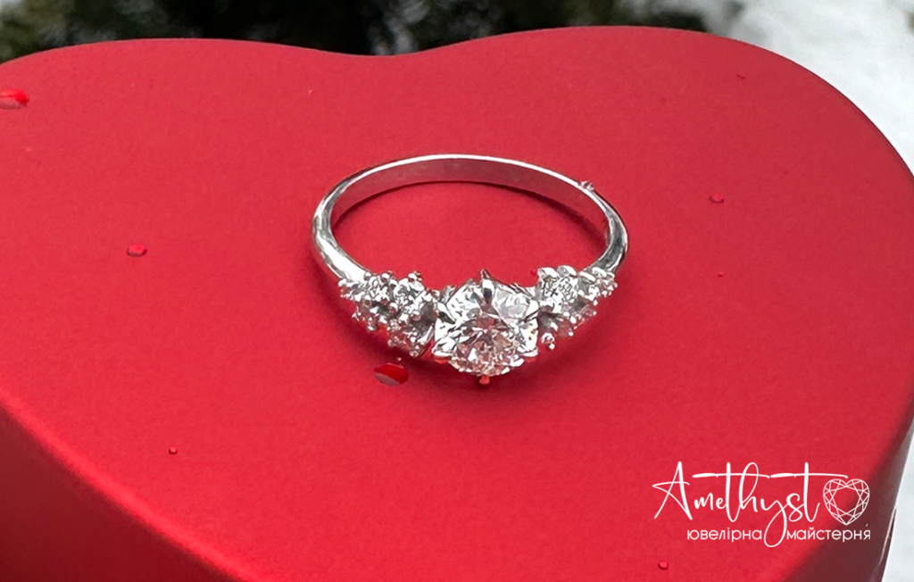 Заручальна каблучка з білого золота з діамантами: